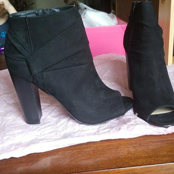 NWOT Black Booties - Picture 3 of 8